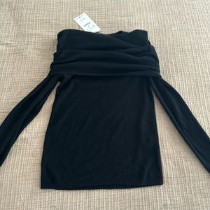 Never used Zara off the shoulder knit top (size M). Still available in Zara web